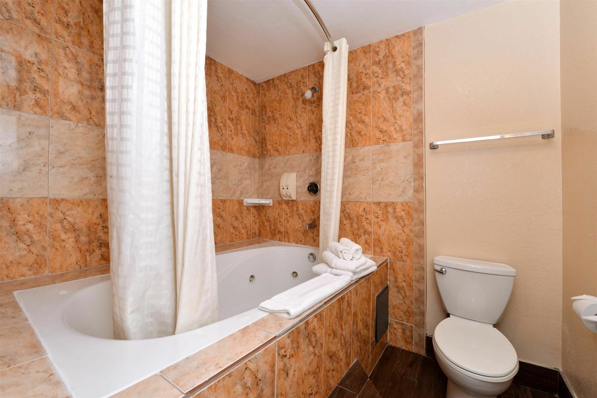 Americas Best Value Inn & Suites-East Бейкърсфийлд Екстериор снимка